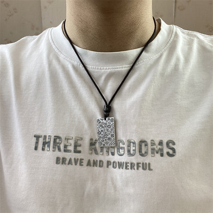 Collar con colgante de hebilla de seguridad con palabras de la suerte bañado en plata y cobre blanco