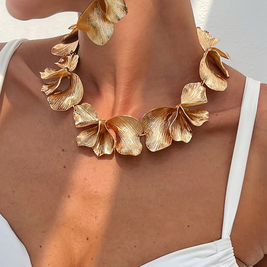 Collar de flores con textura plisada de moda, diseño único
