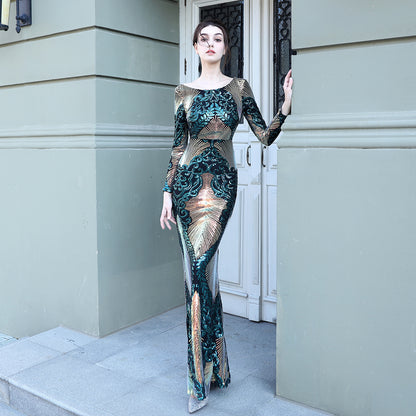 Vestido largo de lentejuelas con costuras de moda