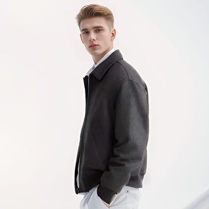 Tragen Sie einen Wollmantel mit Polokragen und einer britischen Jacke und Strickjacke