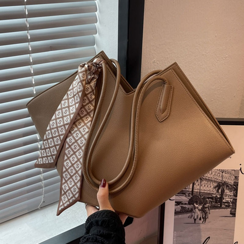 Large commuting tote bag