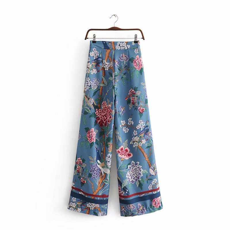 Women with high waist and wide leg pants