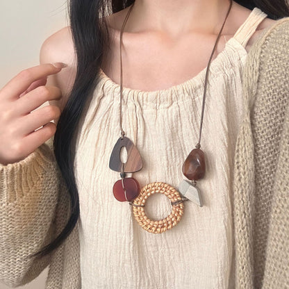 Collar colgante original tejido a mano con forma larga