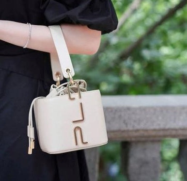 Bolso de piel de vacuno tipo cubo