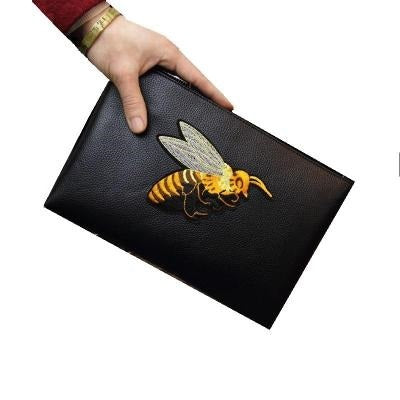 Herren-Umschlagtasche mit Bienenstickerei