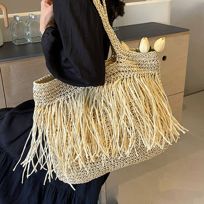 Bolso de hombro con borlas tejidas de paja