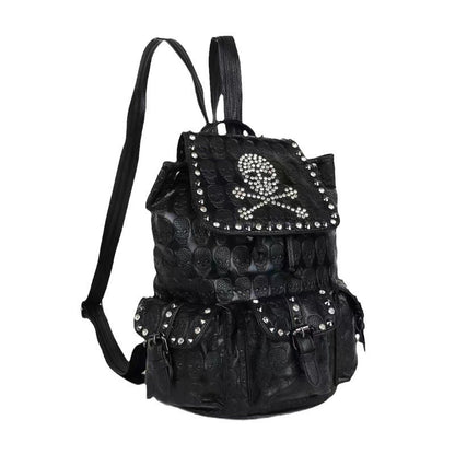 Mochila de cuero con remaches de calavera y diamantes