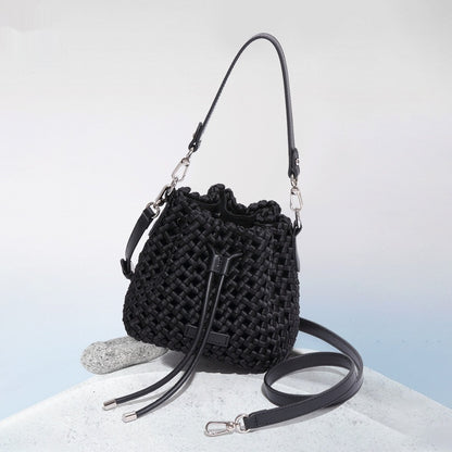 Bolso tipo cubo con nudo de molino tejido a mano
