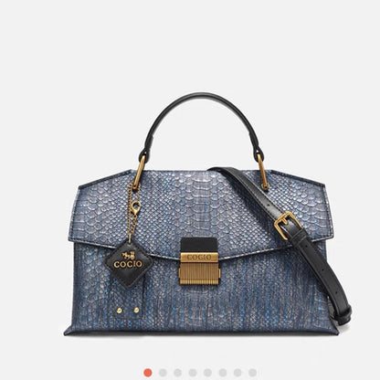 Bolsos con textura de serpiente azul