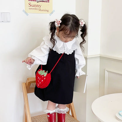 Bolso bandolera infantil de lana con forma de fresa, tejido a mano