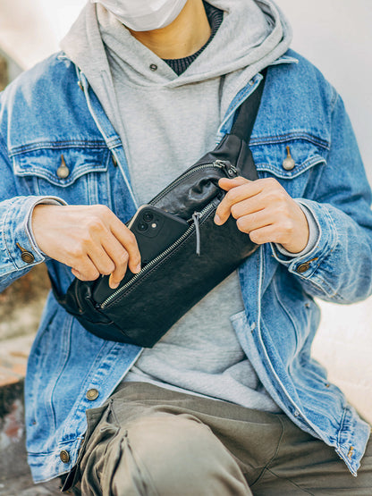 Bolso de pecho de cuero negro