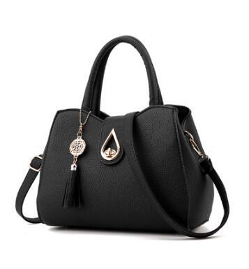 Bolso de hombro de cuero con borlas