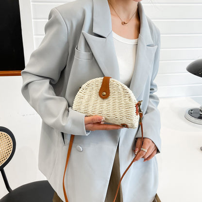 Halbrunde Mini-Strohtasche mit schrägem Rand