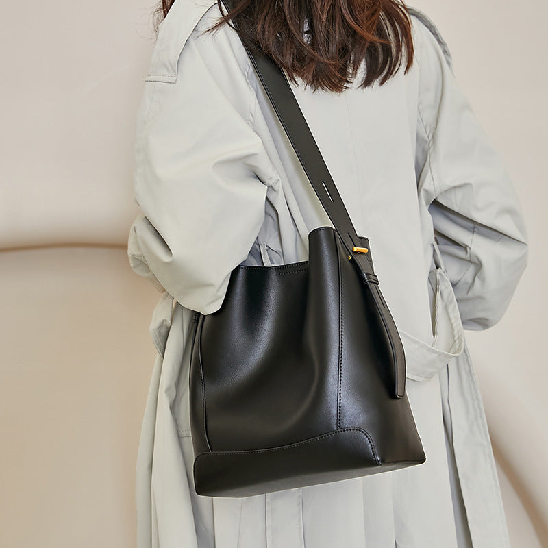 Bagora Leather Shoulder Bag