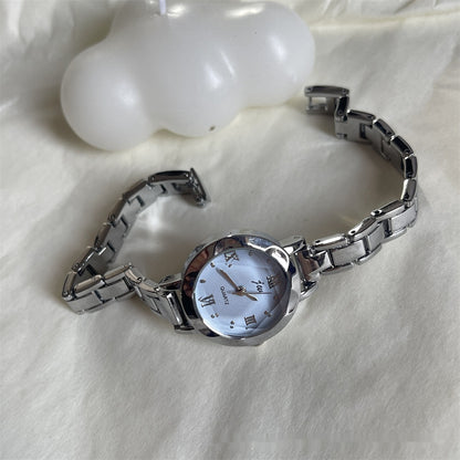 Reloj de lujo ligero y moderno para mujer, estilo francés, con un toque de interés especial.