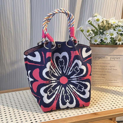 Gestrickte Tasche mit Schnalle