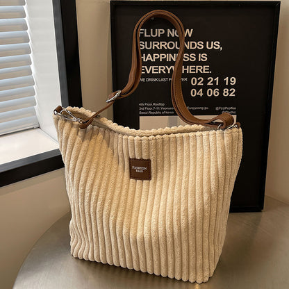 Bolso de hombro de pana versátil