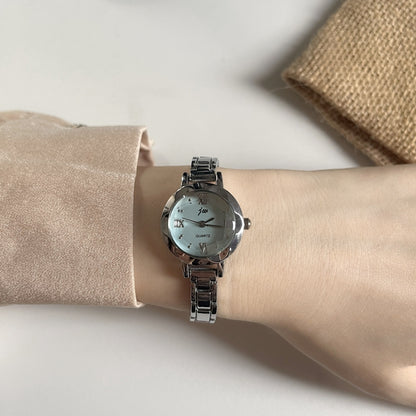 Reloj de lujo ligero y moderno para mujer, estilo francés, con un toque de interés especial.