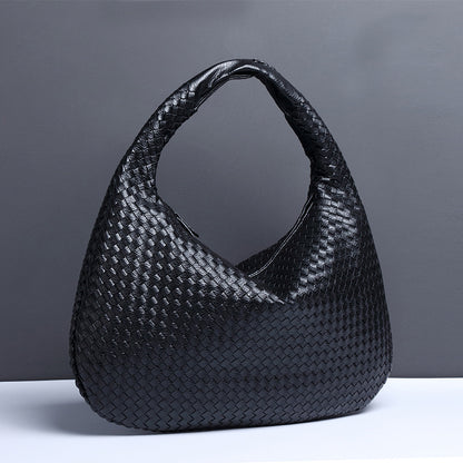 Bolso tejido en forma de media luna