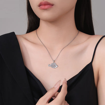 Collar con diseño personalizado y colgante en forma de pez