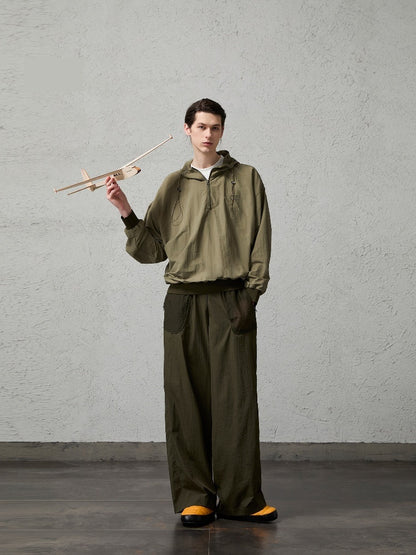 Ropa minimalista de protección solar con capucha y colores contrastantes