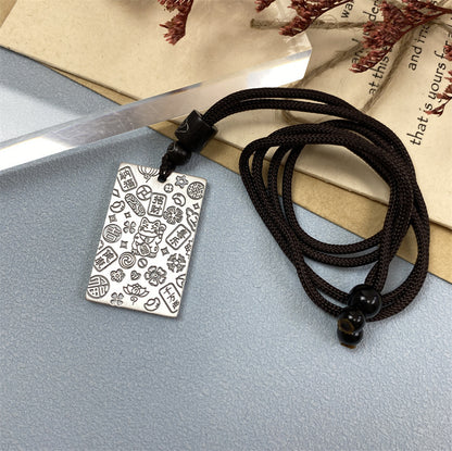 Collar con colgante de hebilla de seguridad con palabras de la suerte bañado en plata y cobre blanco