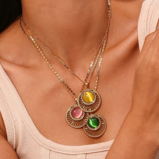 Collar de acero inoxidable chapado en oro con colgante de sector hueco