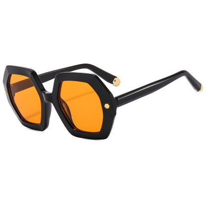 Neue unregelmäßige Sonnenbrille mit sechseckiger Niete für Damen
