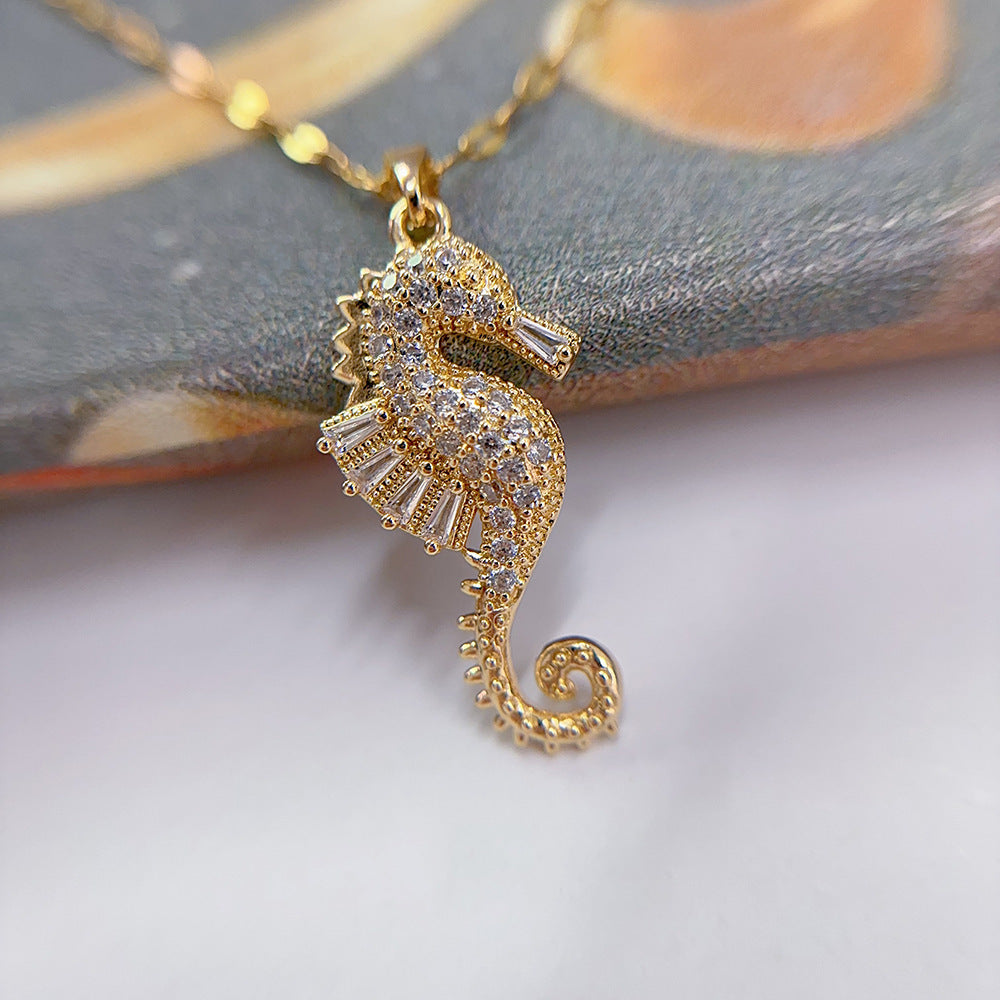 Collar con colgante de cangrejo y caballito de mar con circonitas de moda