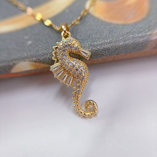 Collar con colgante de cangrejo y caballito de mar con circonitas de moda