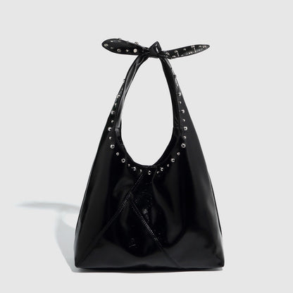 Bolso moderno con detalles de remaches