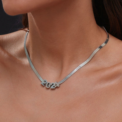 Collar con letras y números a juego para viajeros del INS