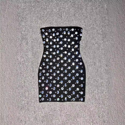 Vestido de fiesta con top de tubo y hombros descubiertos con incrustaciones de diamantes