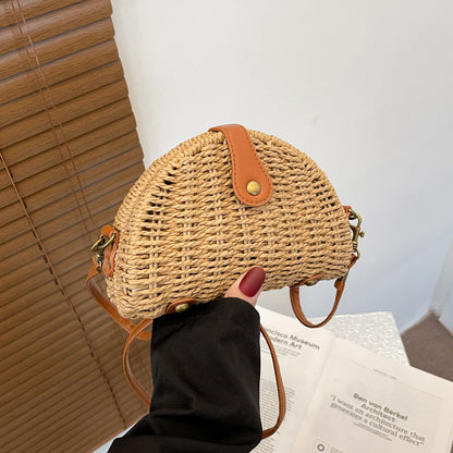 Halbrunde Mini-Strohtasche mit schrägem Rand
