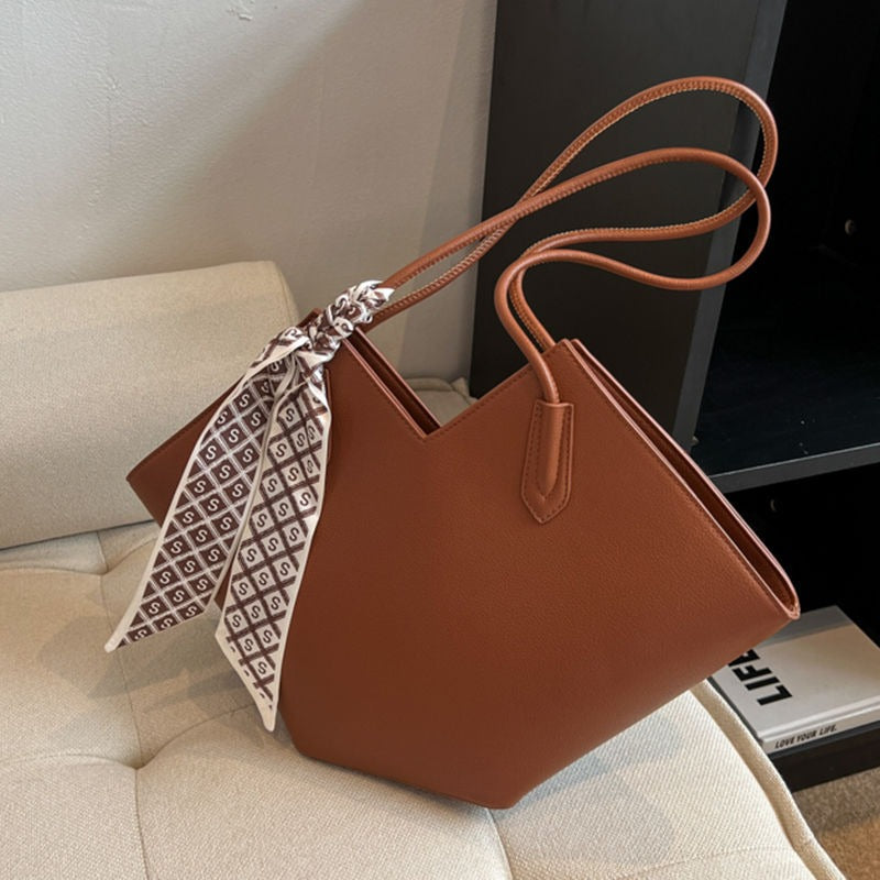 Large commuting tote bag