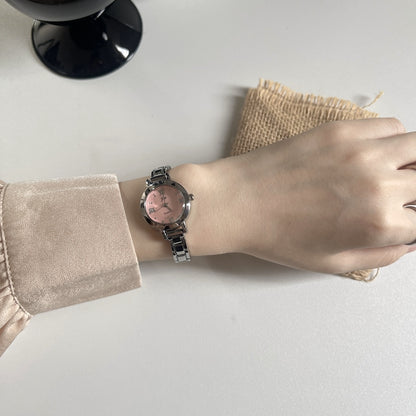 Reloj de lujo ligero y moderno para mujer, estilo francés, con un toque de interés especial.