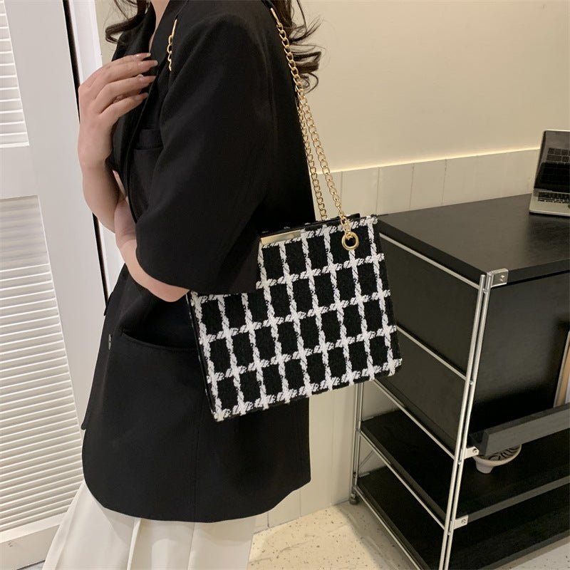 Studoria Chain Shoulder Bag
