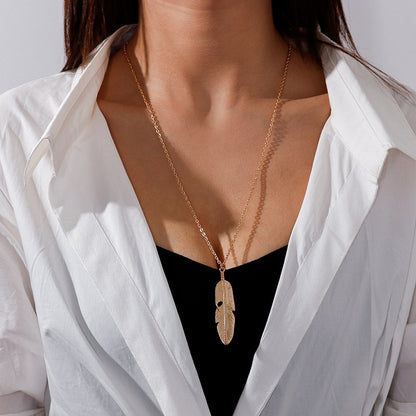 Collar retro con borlas de plumas para mujer