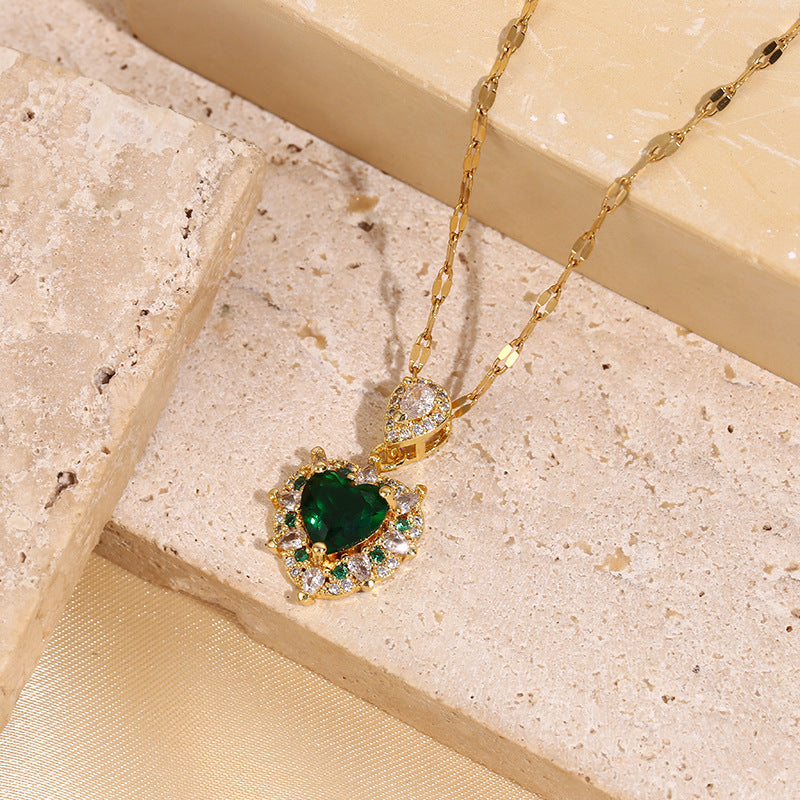 Collar de cobre con microincrustaciones de circonitas, esmeralda y corazón de amor con diamantes