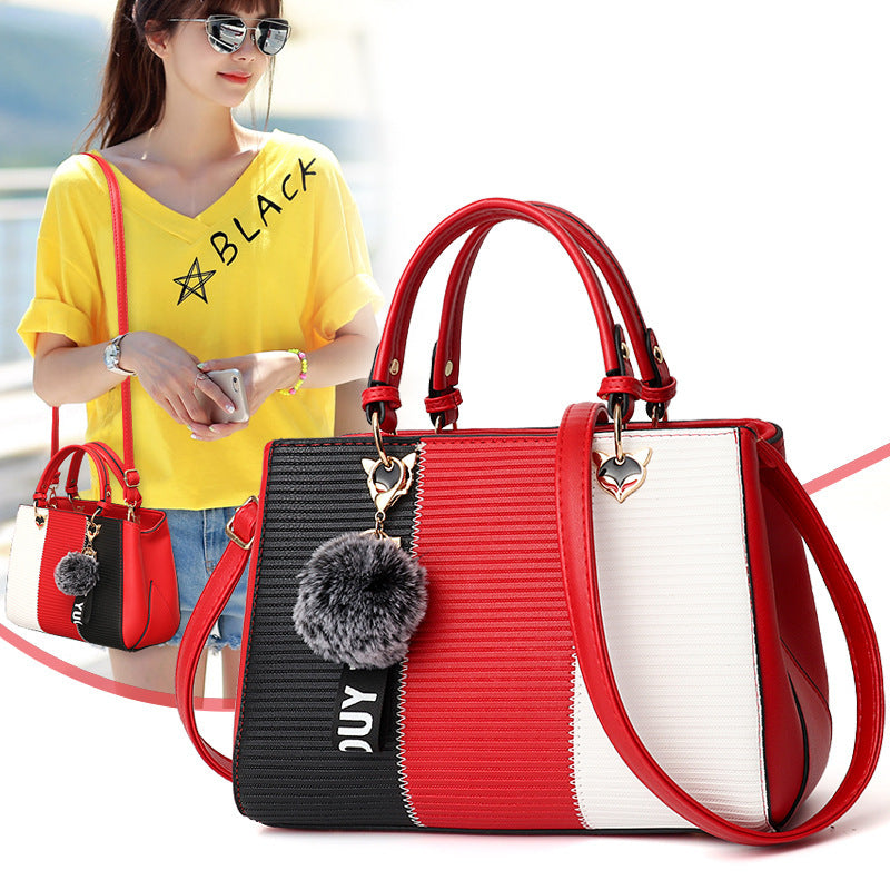 Bolso de hombro con adornos de bolas de pelo 