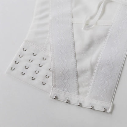 Eng anliegendes Camisole mit Schnürung hinten, Feder- und Strassverzierungen