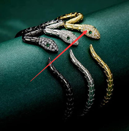 Pulsera abierta en forma de serpiente con circonitas bañadas en oro blanco