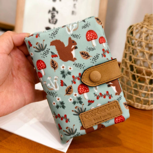 Cartera estampada de tres pliegues con múltiples ranuras para tarjetas