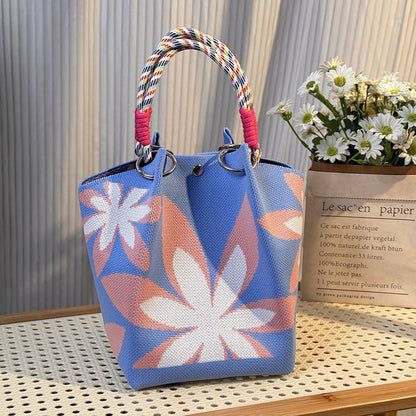Gestrickte Tasche mit Schnalle