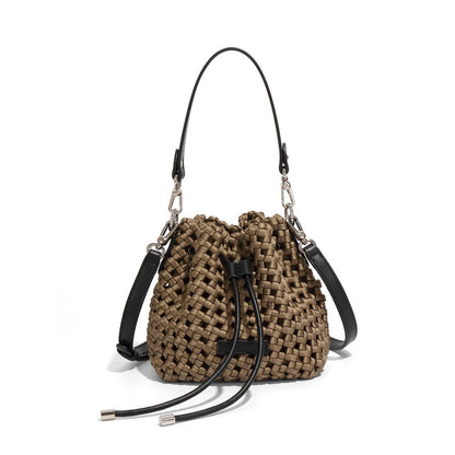 Bolso tipo cubo con nudo de molino tejido a mano