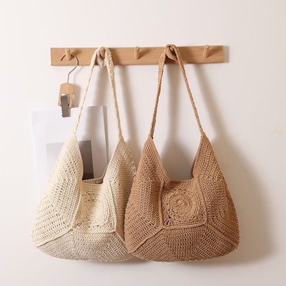 Geflochtene Strandtasche aus Stroh