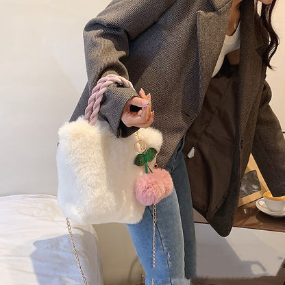 Bolso tipo cubo con cadena diagonal