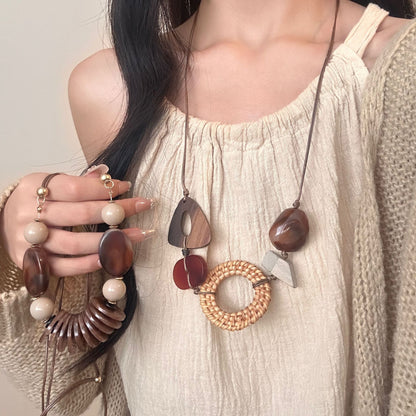 Collar colgante original tejido a mano con forma larga