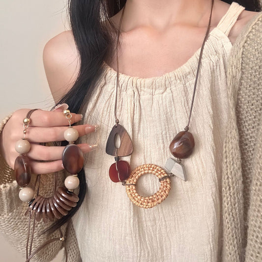 Collar colgante original tejido a mano con forma larga