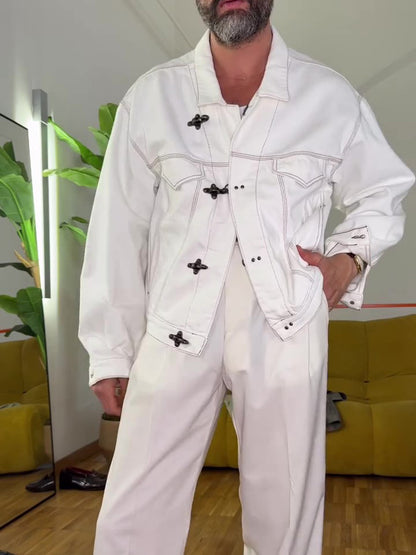 Weiße Jeansjacke mit Knöpfen und langen Ärmeln